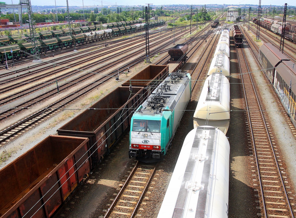 186 131 von ITL rangiert in Dresden-Friedrichstadt-(Gbf).
Aufgenommen von der Brücke der Waltherstraße in Dresden-Friedrichstadt(D). 
Bei Sommerwetter am Mittag vom 20.7.2015.