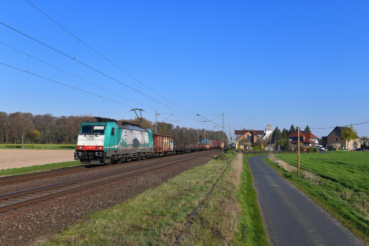 186 131 mit einem Güterzug am 16.04.2019 bei Woltorf. 