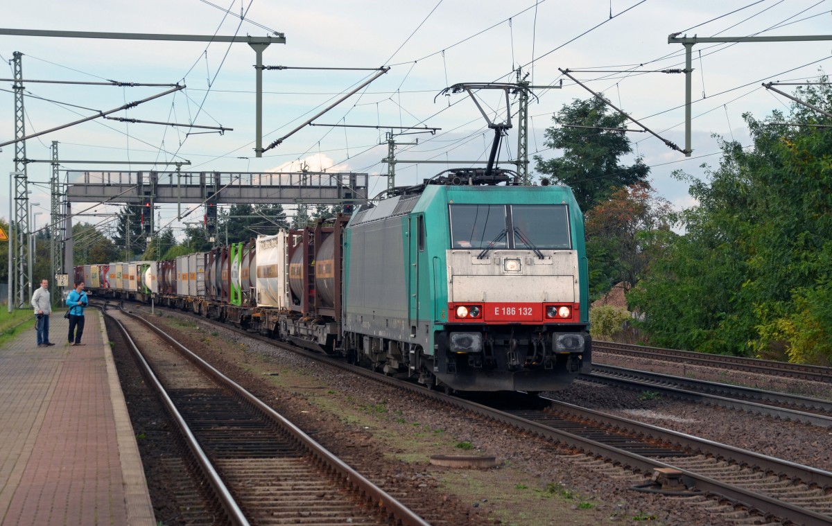 186 132 beförderte am 14.10.14 einen Crossrail-Containerzug durch Niederndodeleben Richtung Magdeburg.