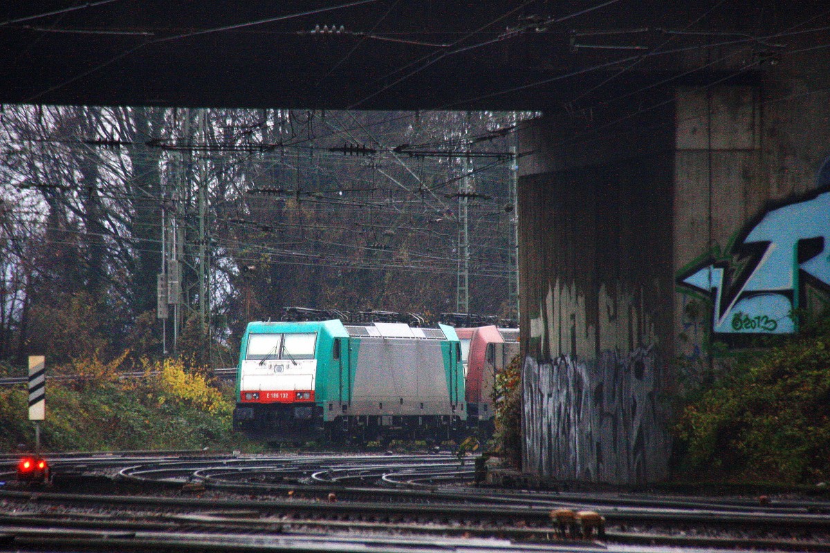 186 132 von Crossrail und eine 185er von Crossrail l stehen auf dem Abstellgleis in Aachen-West am 7.12.2013. 
