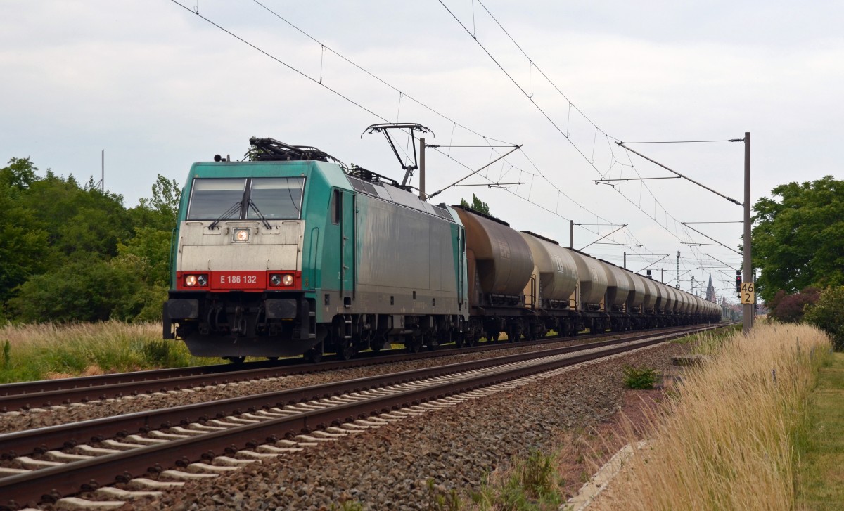 186 132 der Crossrail beförderte am 21.06.15 einen Silozug von den Buna-Werken kommend durch Greppin Richtung Dessau. 