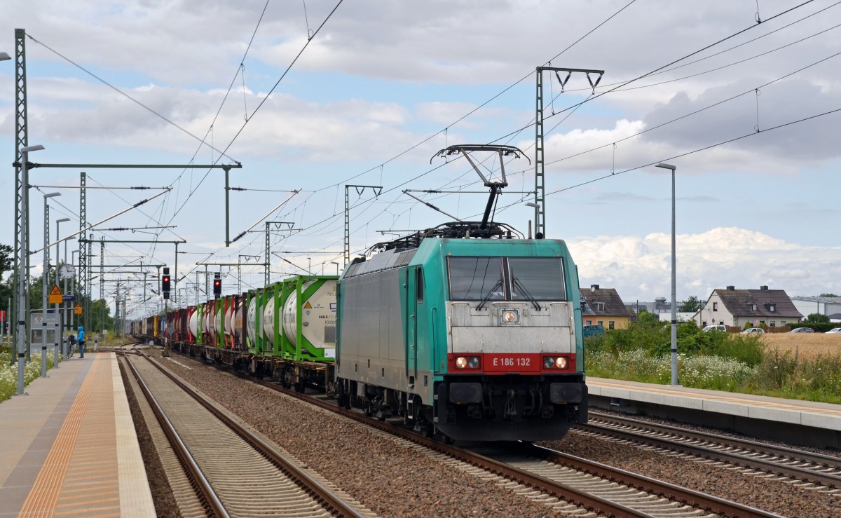 186 132 der XRAIL führte am 09.07.15 einen Containerzug durch Rodleben Richtung Wittenberg.