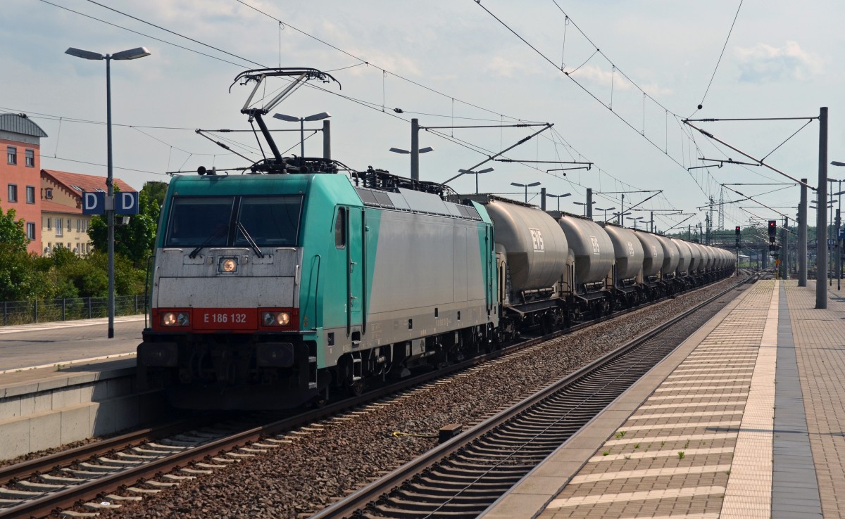 186 132 zog am 14.06.15 einen Silozug durch Bitterfeld Richtung Dessau. Der Zug kommt von den Buna-Werken und hat den belgischen Ort Herentals als Ziel.
