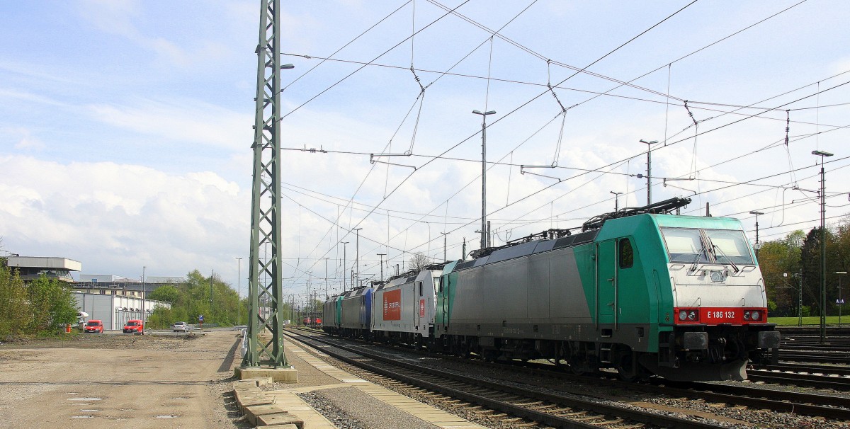 186 132,186 150,145 CL-204,185 576-6 alle von Crossrail stehen in Aachen-West.
Bei Sonne und Regenwolken am Nachmittag vom 26.4.2015.