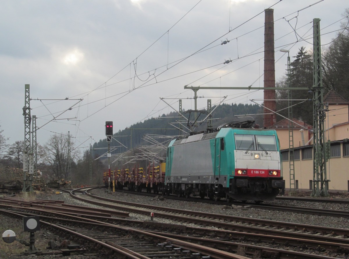 186 134 zieht am 19. Februar 2014 einen Flachwagenzug durch Kronach in Richtung Saalfeld.