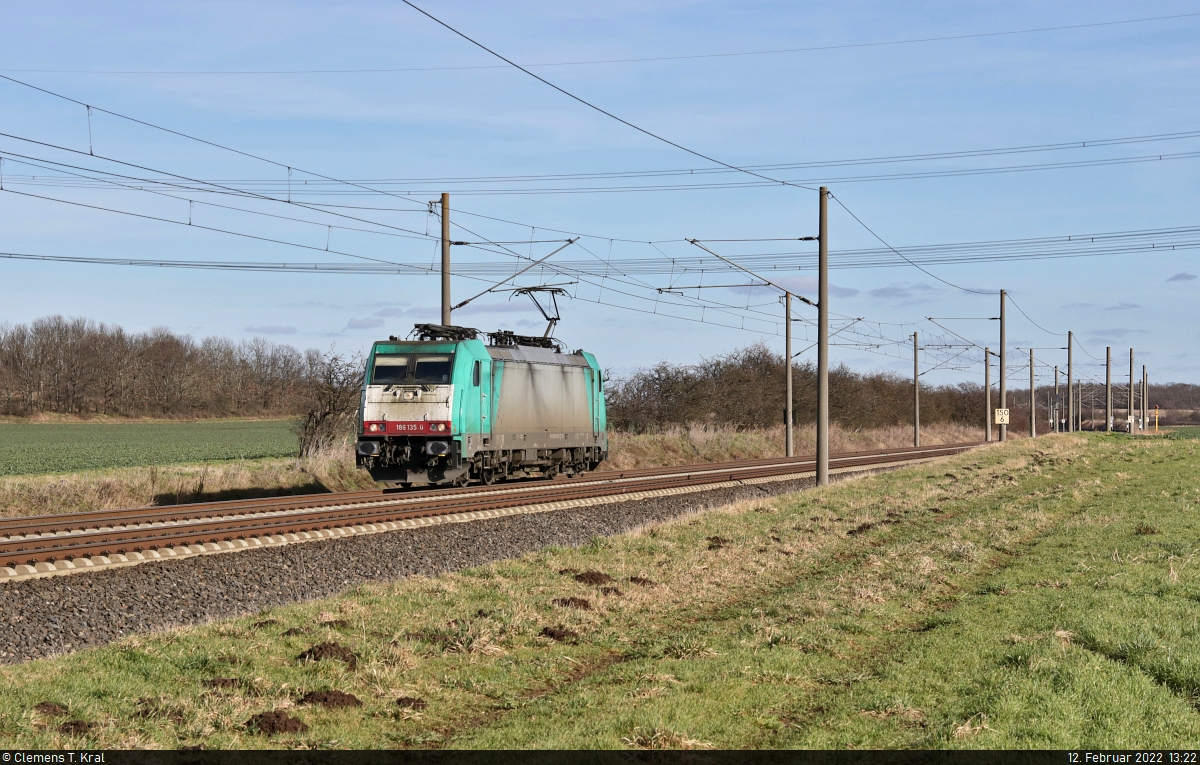 186 135-0 bewegt sich bei Hohenthurm solo gen Halle (Saale).

🧰 Alpha Trains Belgium NV/SA, vermietet an Transchem Sp. z o.o.
🕓 12.2.2022 | 13:22 Uhr