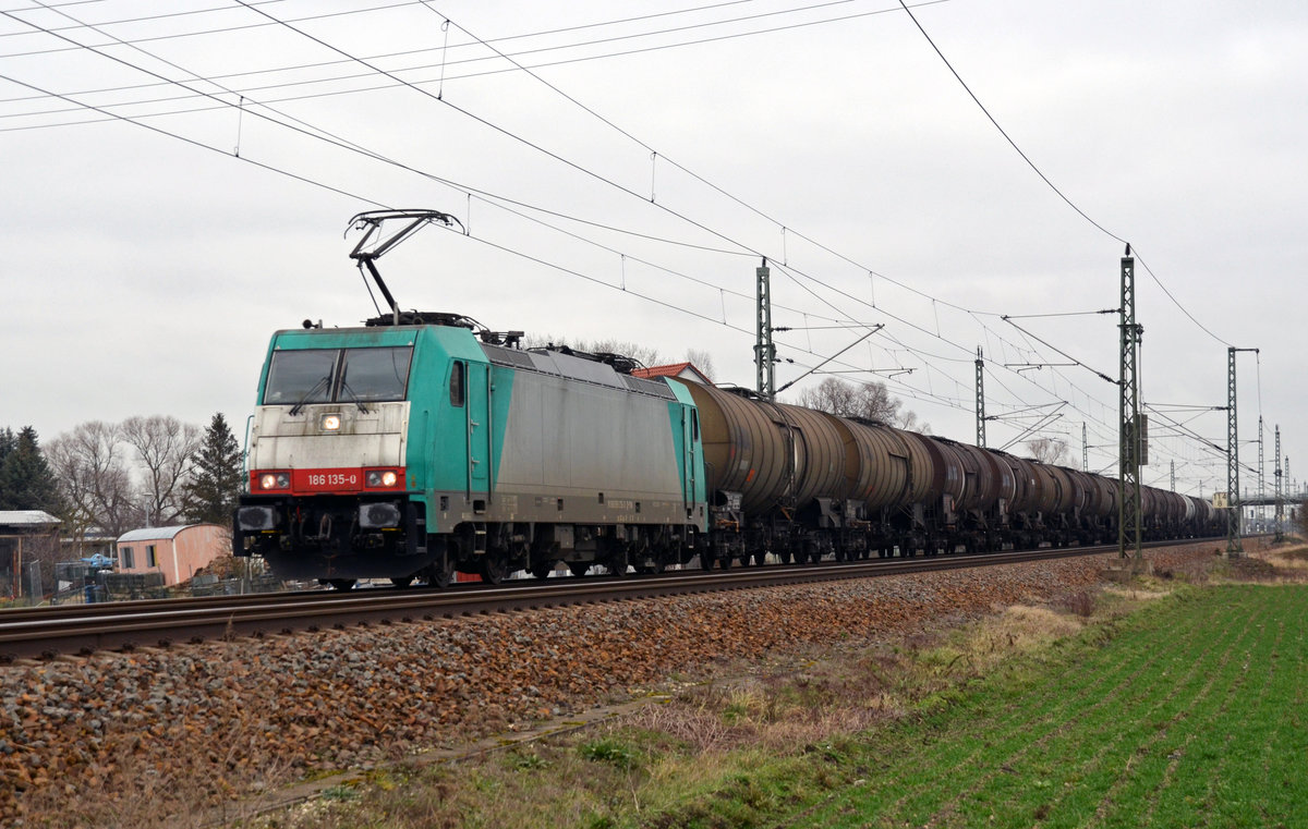 186 135 führte für Transchem am 07.02.20 einen Kesselwagenzug durch Gräfenhainichen Richtung Bitterfeld.