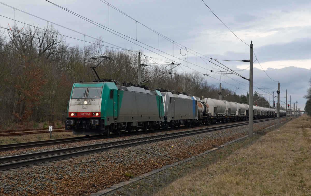 186 135 führte neben der Wagenlok 186 430 am 27.03.16 einen Silozug durch Burgkemnitz Richtung Bitterfeld. Beide Maschinen laufen für die polnische Transchem Sp. z o.o.
