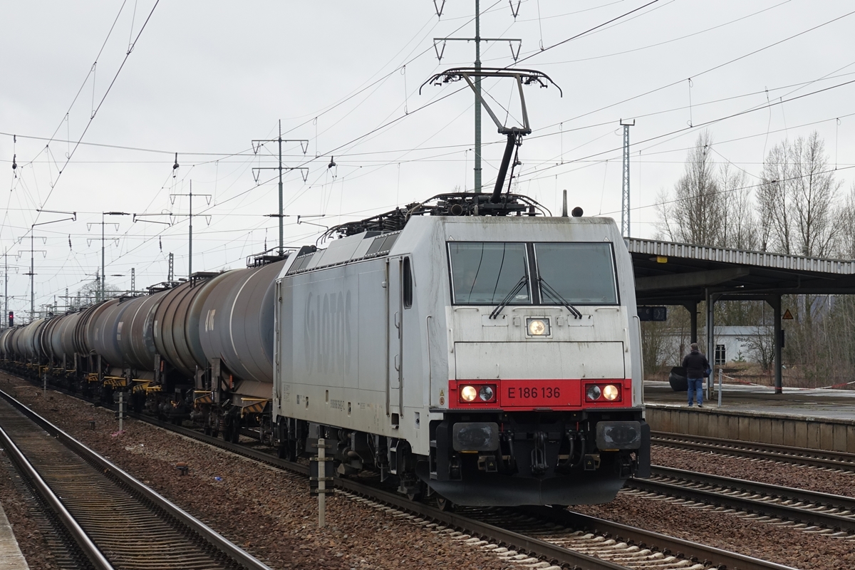 186 136-8 mit einem Kesselwagenzug in Berlin Schönefeld Flughafen am 20.03.2017