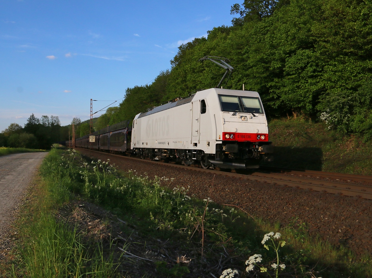 186 136 ex LOTOS kam am 13.05.2016 in südlicher Fahrtrichtung mit leeren Autotransportwagen über die NSS. Aufgenommen zwischen Eichenberg und Friedland(HAN).