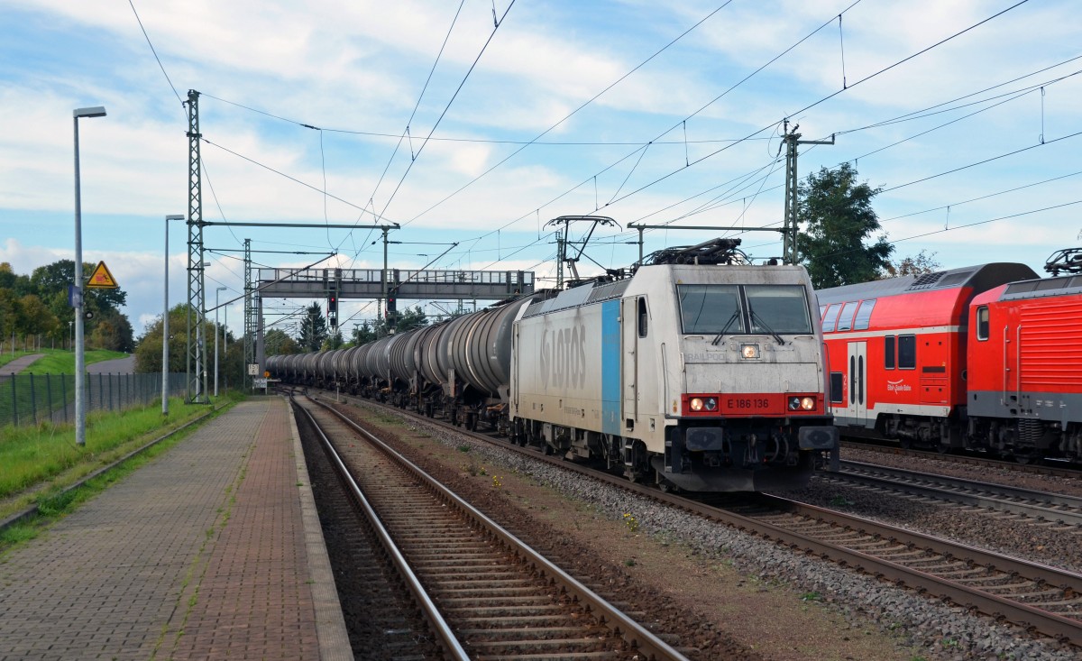 186 136 zog am 14.10.14 einen Kesselwagenzug durch Niederndodeleben Richtung Magdeburg.