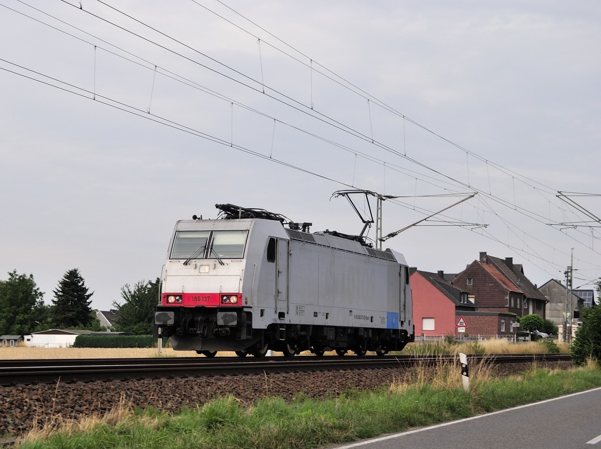 186 137 bei Süggerath am 24.7.2015 auf KBS 485, Km 29,0 in Richtung Aachen