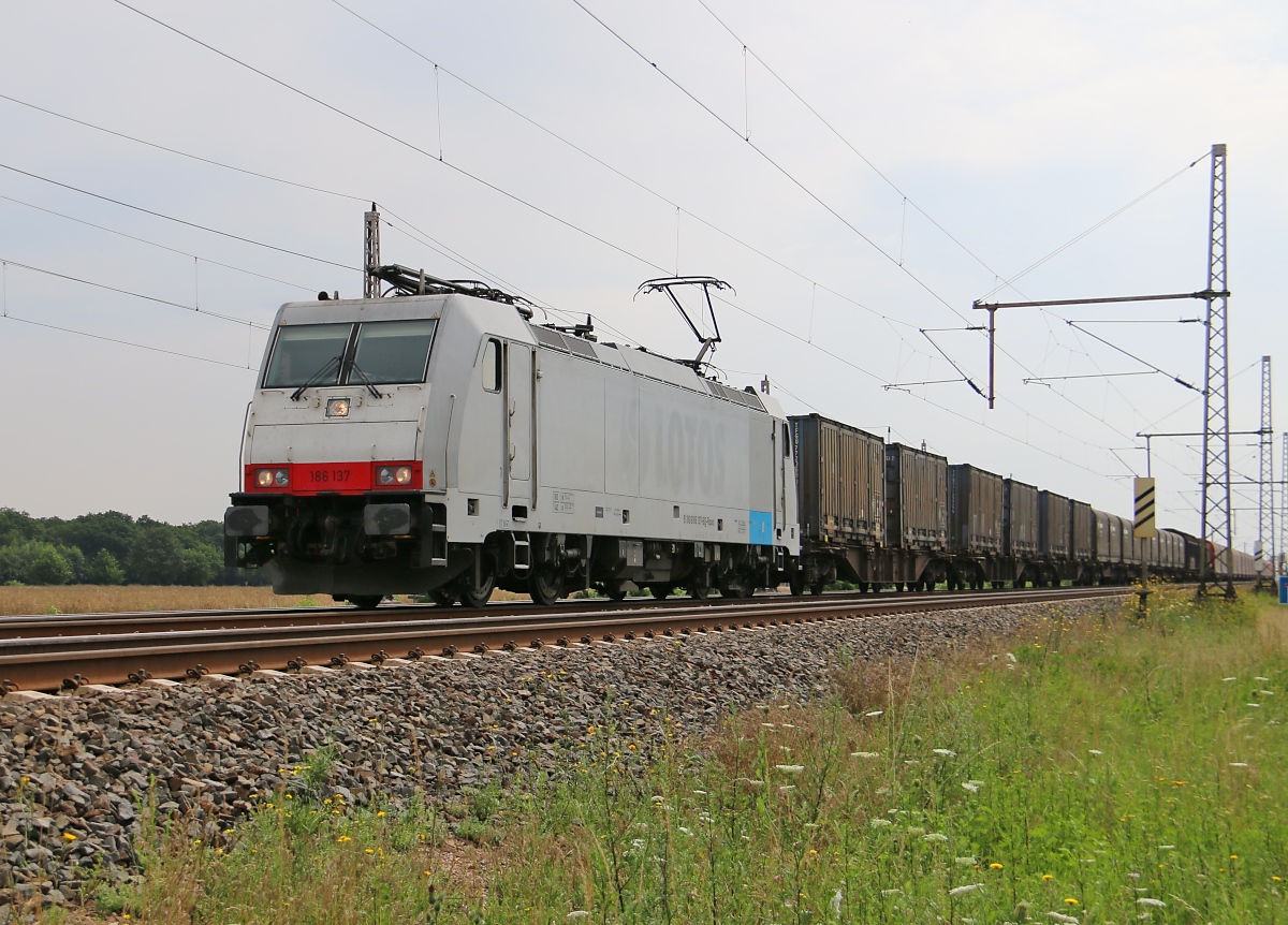 186 137 bespannte am 24.07.2015 einen Stahlzug in Richtung Wunstorf. Aufgenommen in Dedensen-Gümmer.