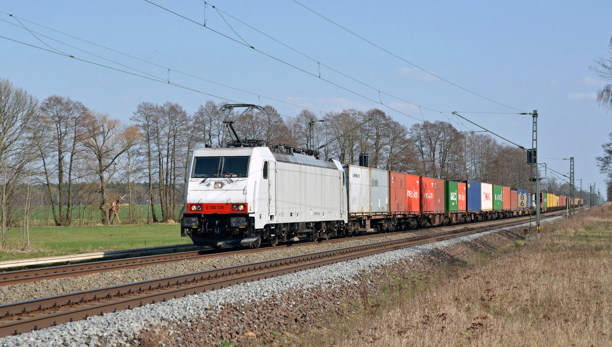 186 138 führte am 10.04.18 einen Containerzug durch Jütrichau Richtung Magdeburg. Der Albino war ohne Halterkürzel unterwegs.
