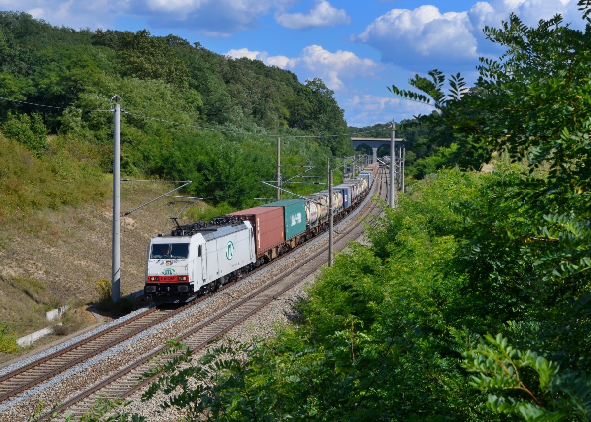 186 138 mit einem Containerzug am 28.08.2015 bei Frankfurt-Rosengarten. 