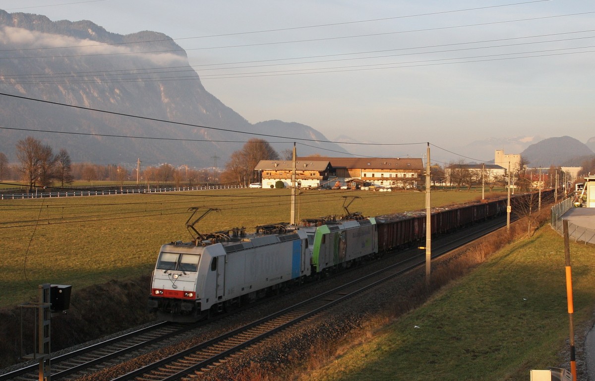 186 139-2 LM und 486 502-8 der BLS sind am 12.1.2014 bei Kirchbichl mit dem täglichen Schrottzug nach Italien unterwegs. Hier kurz vor Sonnenuntergang mit Blick auf den Pendling.