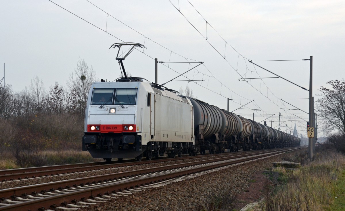 186 139 der ITL zog am 15.12.15 einen Kesselwagenzug durch Greppin Richtung Dessau.