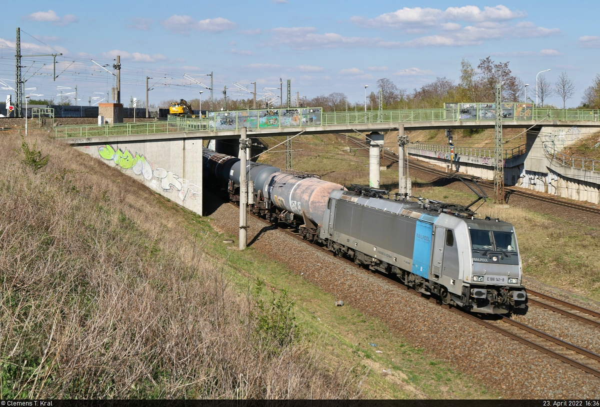 186 141-8 fährt mit Kesselwagen unterhalb des Abzweigs Halle Kasseler Bahn Richtung Merseburg Hbf.

🧰 Railpool GmbH, vermietet an ORLEN KolTrans Sp. z o.o.
🕓 23.4.2022 | 16:36 Uhr