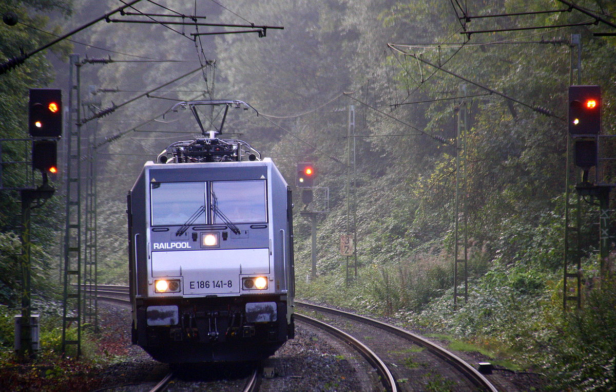 186 141-8 von Railpool kommt als Lokzug von Aachen-Hbf nach Aachen-West  und fährt durch Aachen-Schanz in Richtung Aachen-West. 
Aufgenommen vom Bahnsteig von Aachen-Schanz. 
Bei Sonnenschein am Morgen vom 20.9.2017.