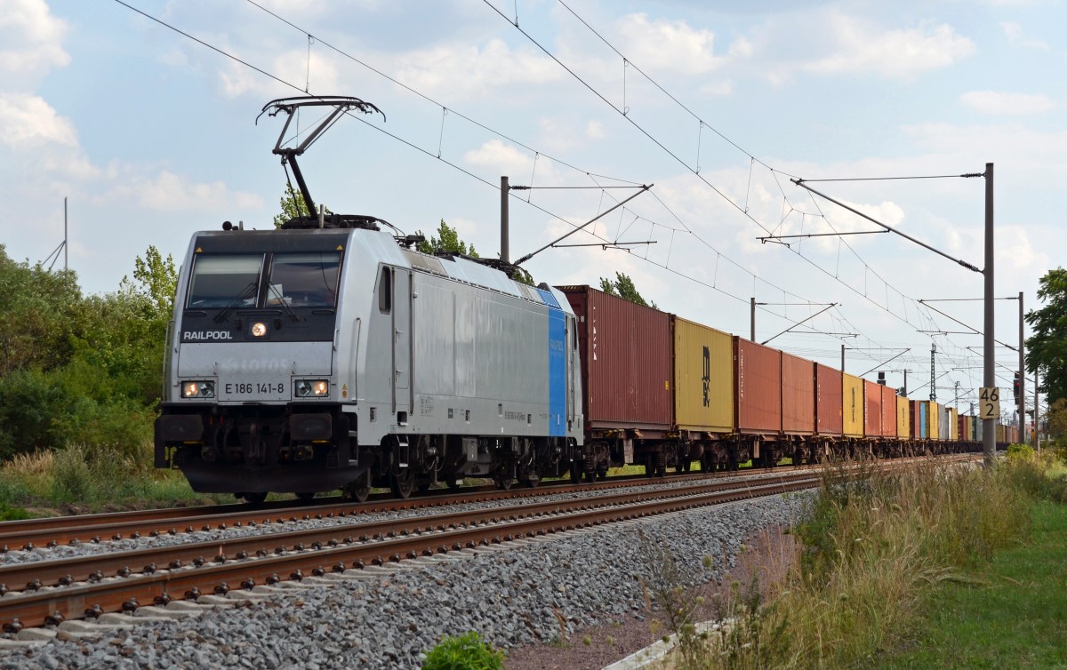 186 141 zog am 10.08.13 einen langen Containerzug durch Greppin Richtung Dessau.