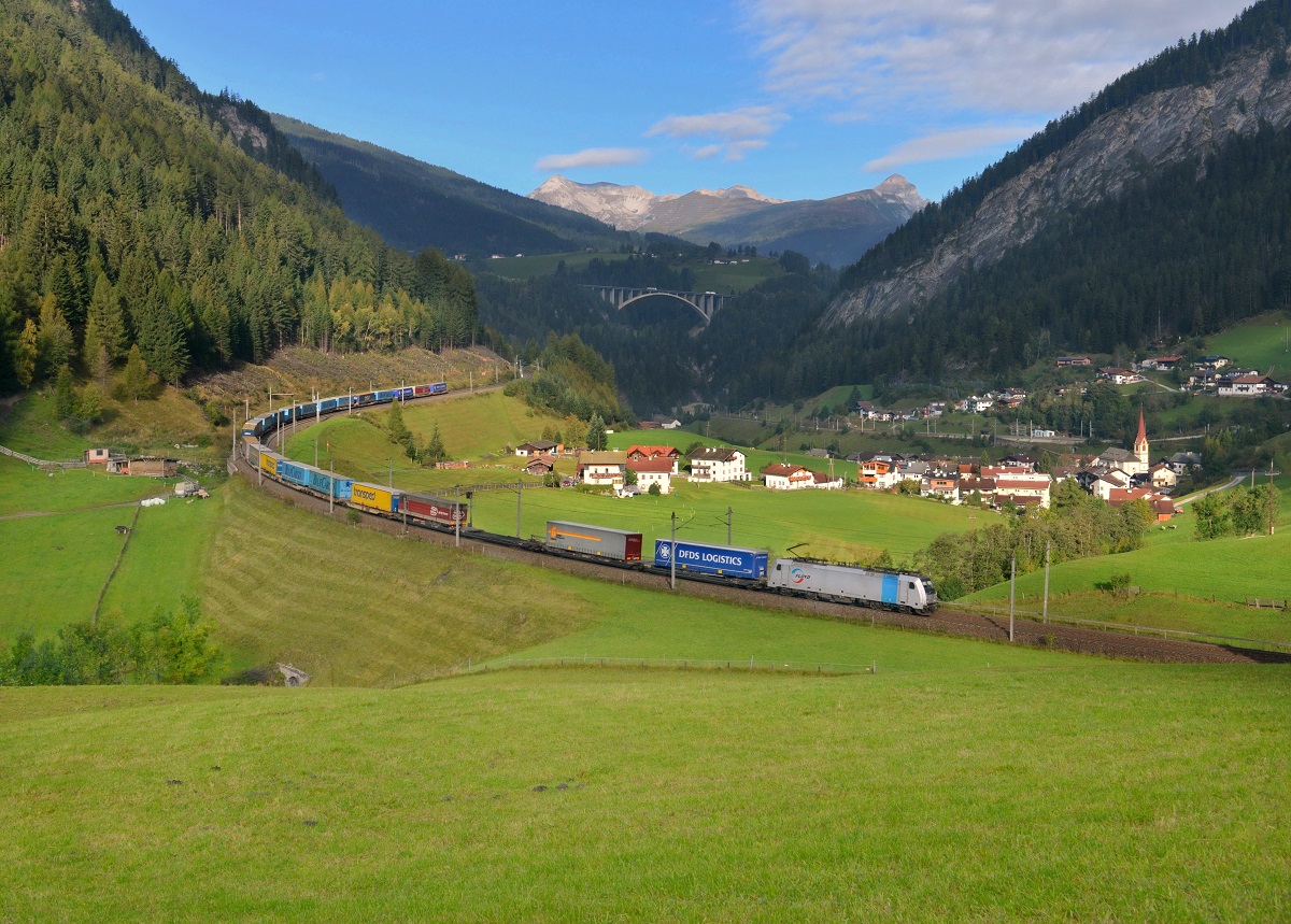 186 143 mit einem KLV am 27.09.2014 bei St. Jodok am Brenner.