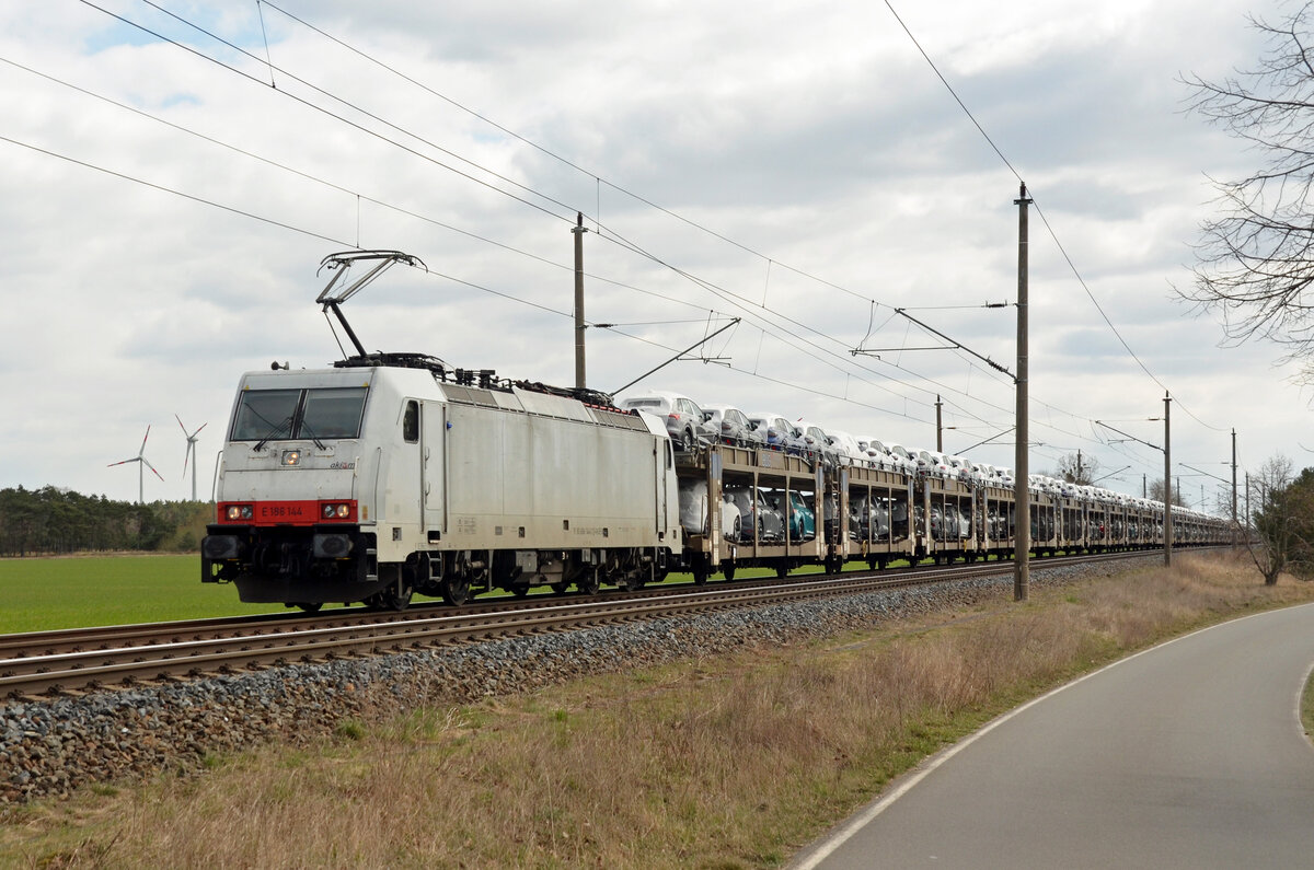 186 144 der akiem schleppte am 03.04.22 einen BLG-Autozug durch Wittenberg-Labetz Richtung Dessau.