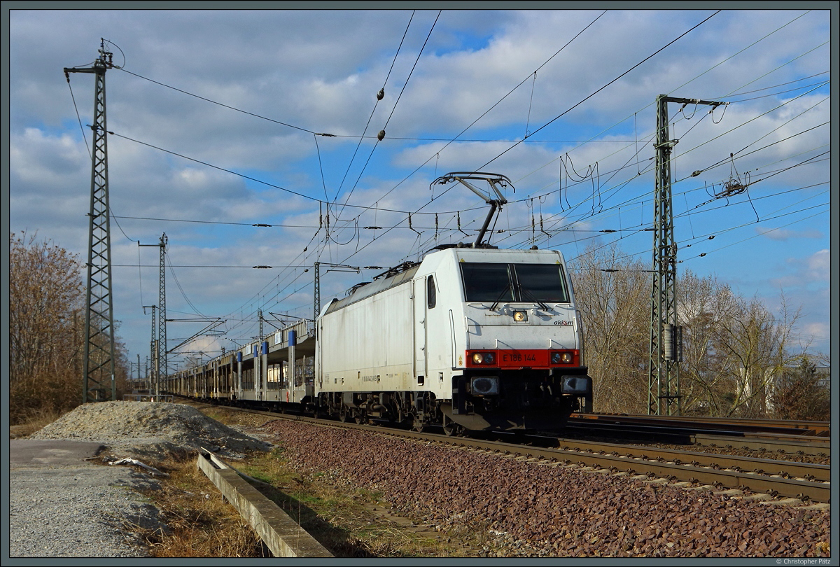 186 144 der LINEAS ist am 27.02.2022 mit einem leeren Autozug durch Magdeburg unterwegs.