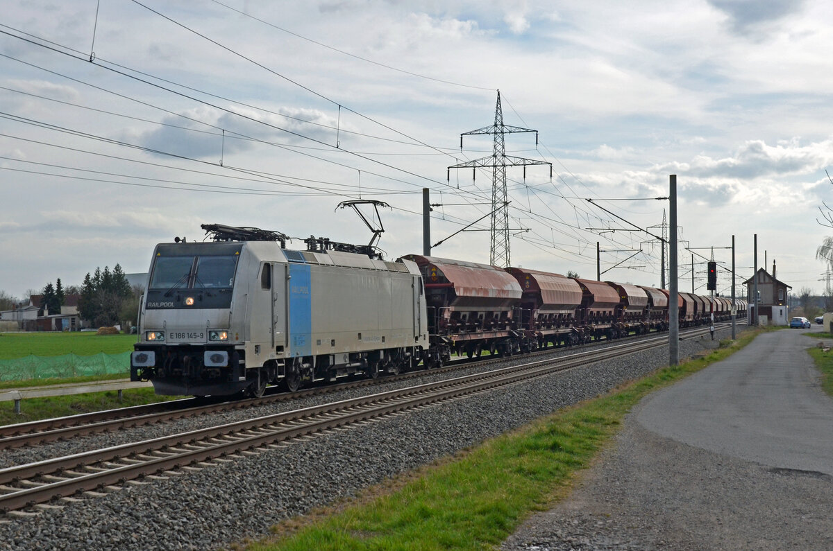 186 145 von Railpool schleppte am 06.04.22 einen Silozug durch Braschwitz Richtung Magdeburg.