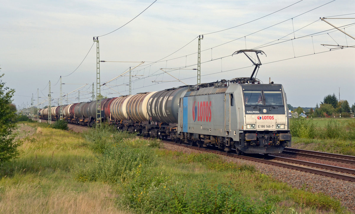 186 146 der Lotos führte am Abend des 23.09.19 einen Kesselwagenzug durch Gräfenhainichen Richtung Bitterfeld.
