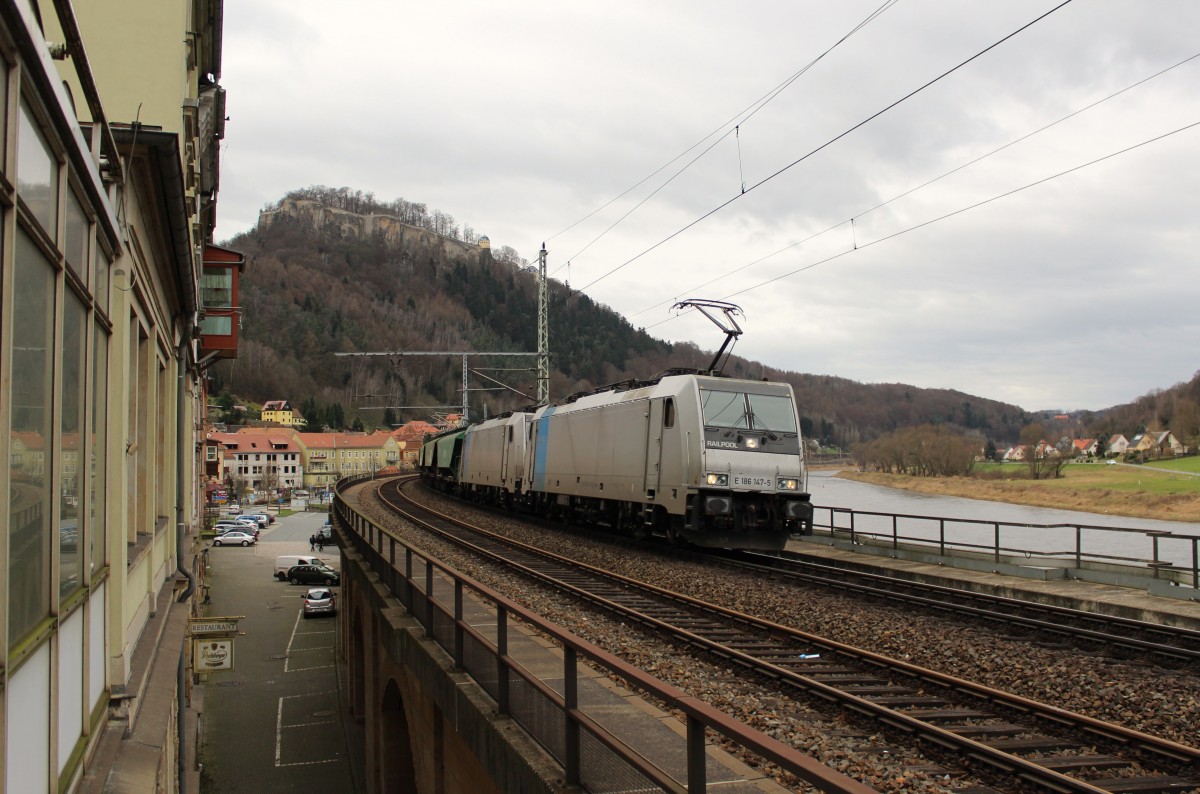 186 147-5 mit 186 271-3 fahren am 20.12.14 mit einem Güterzug durch Königstein.