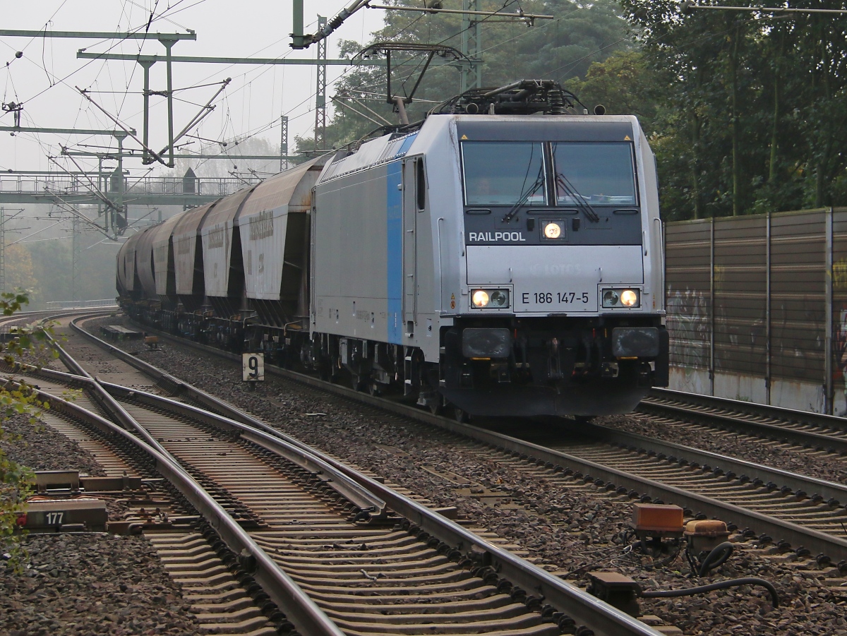 186 147-5 mit Getreidezug in Fahrtrichtung Seelze. Aufgenommen am 02.10.2014 in Hannover Linden-Fischerhof.