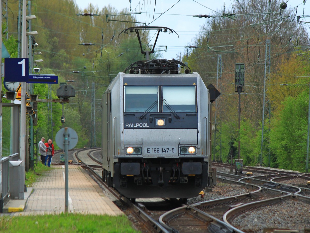186 147-5 von Railpool brettert am 15.04.2014 auf der KBS 485 aus Aachen West kommend durch Kohlscheid.