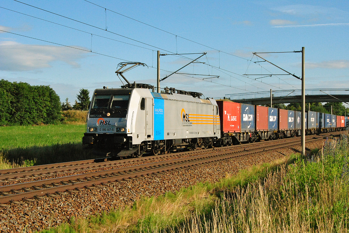 186 147-5 von Railpool, z.Z. angemietet von der HSL mit einem Containerzug in Zschortau. 18.06.2016