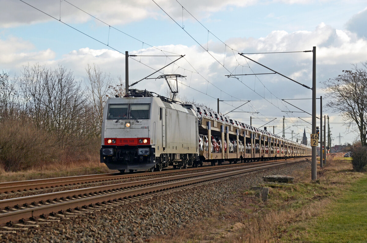 186 148 der akiem führte am 05.02.22 einen mit Toyotas beladenen BLG-Autozug durch Greppin Richtung Dessau.