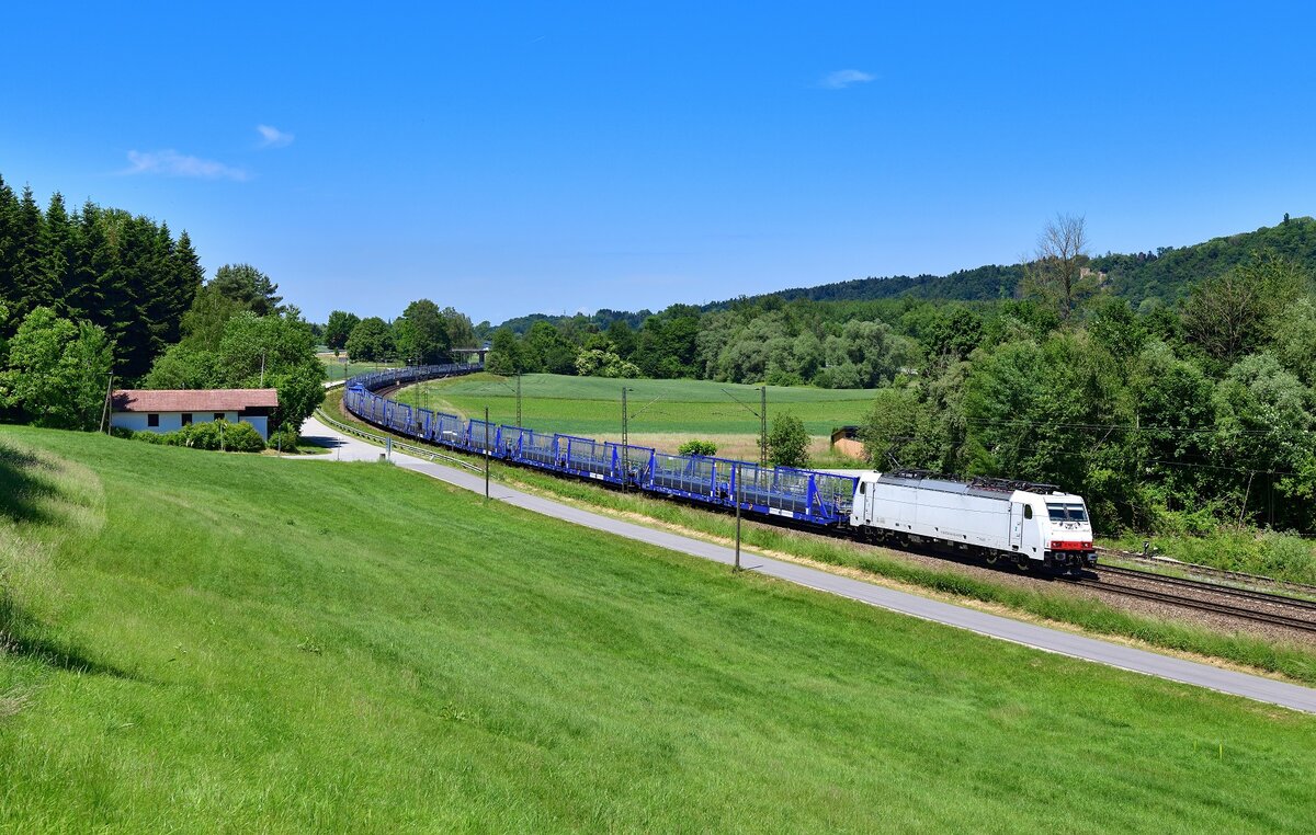 186 148 mit einem leeren Autozug am 31.05.2022 bei Vilshofen.