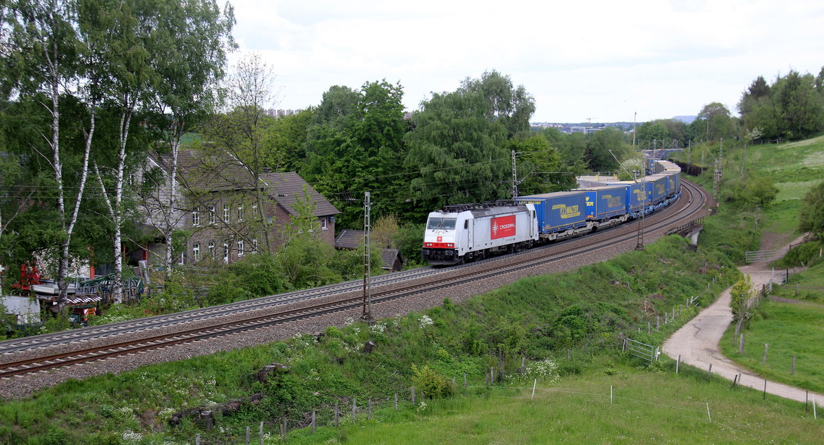 186 150-9 von Crossrail kommt aus Richtung Aachen-West und fährt die Gemmenicher-Rampe hoch mit einem LKW-Zug aus Novara(I) nach Zeebrugge(B) und fährt gleich in den Gemmenicher-Tunnel hinein. 
Aufgenommen von einer Wiese in Reinartzkehl. 
Bei schönem Frühlingswetter am Nachmittag vom 12.5.2019.