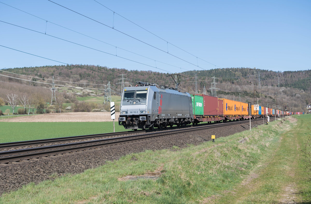 186 150-9 mit einem Containerzug Richtung Süden unterwegs,gesehen am 30.04.2025 bei Reilos.