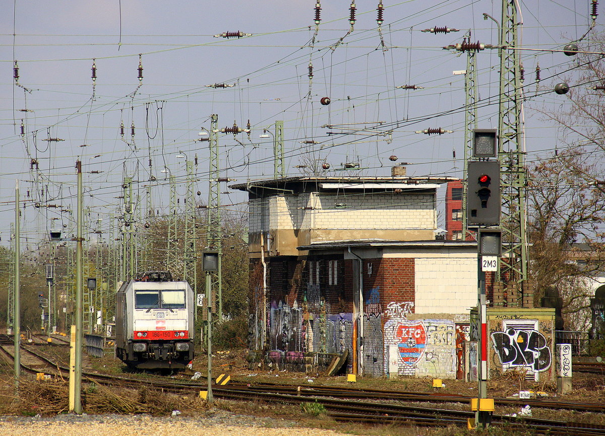 186 150  von Crossrail steht  abgestellt in Krefeld-Hbf. 
Aufgenommen vom Bahnsteig in Krefeld-Hbf. 
Bei schönem Frühlingswetter am Nachmittag vom 10.4.2016. 