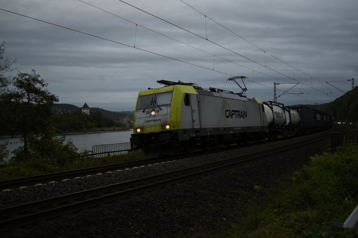 186 152-5 von Captrain kommt mit einem Kastelzug bei Koblenz Rittersturz gen Koblenz Hbf gefahren, es war schon recht dunkel bedingt durch die dichte Wolkendecke am Freitag den 28.9.2018 als ich die Aufnahme machen konnte.