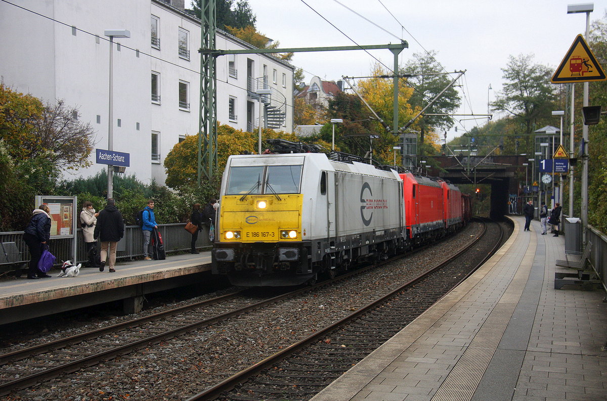 186 167-3 der Euro Cargo Rail und 186 330-7 und 186 333-1 beide von  DB-Schenker kommen  aus Richtung Köln,Aachen-Hbf mit einem Schrottzug aus Köln-Kalk(D) nach Genk-Goederen(B) und fahren durch Aachen-Schanz in Richtung Aachen-West.
Aufgenommen vom Bahnsteig von Aachen-Schanz.
Bei Wolken am Nachmittag vom 7.11.2017.