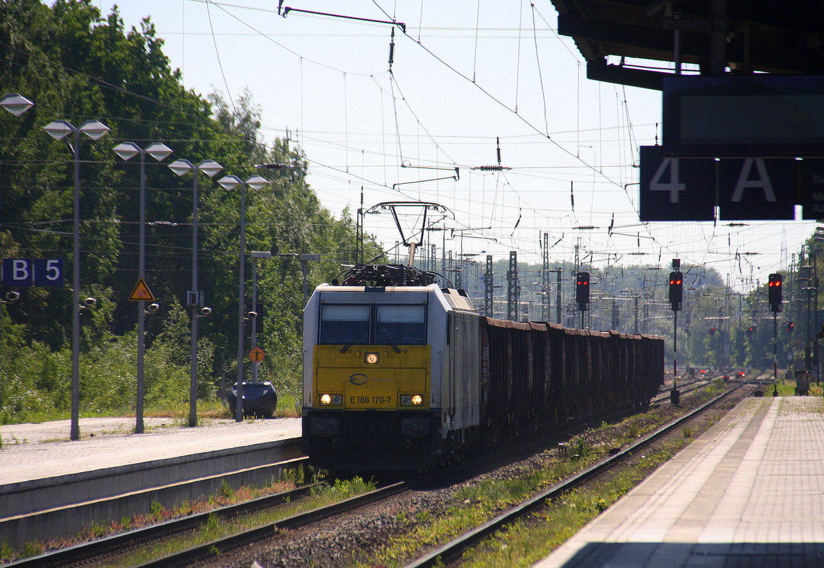 186 170-7 der Euro Cargo Rail kommt aus Mönchengladbach mit einem Schrottleerzug aus Genk-Goederen(B) nach Köln-Kalk(D) udn fährt in Richtung Anrath,Krefeld.
Aufgenommen vom Bahnsteig 6 von Viersen. 
Bei Sommerwetter am Morgen vom 27.5.2017.