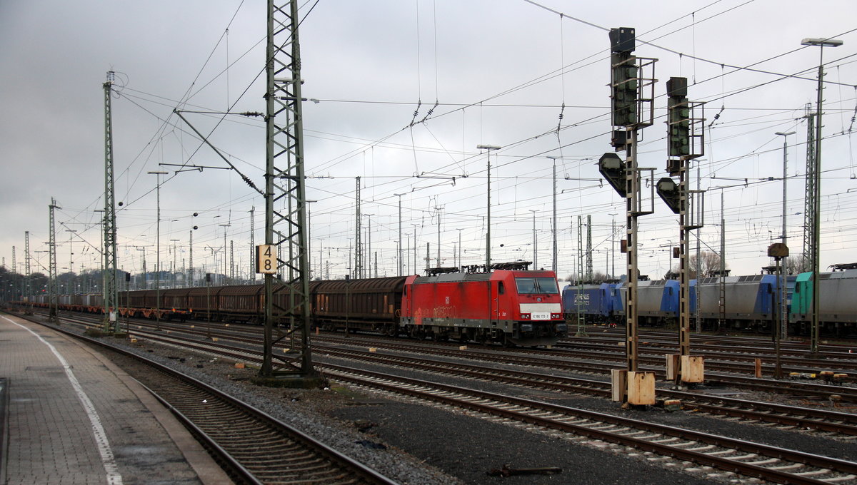 186 172-3  Ian  DB-Schenker steht in Aachen-West mit einem Güterzug aus Neuss(D) nach  Calais(F).
Aufgenommen vom Bahnsteig in Aachen-West. 
Am Kalten Nachmittag vom 16.12.2017.