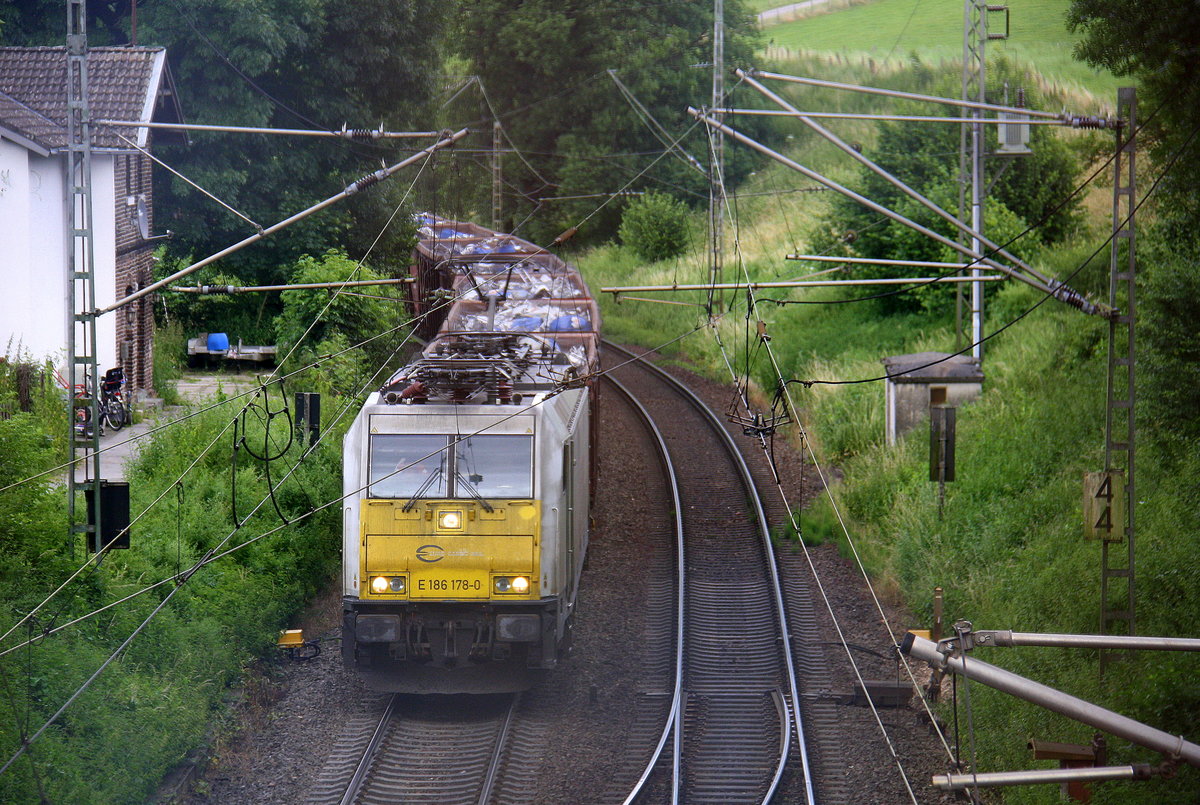 186 178-0  der Euro Cargo Rail kommt aus Richtung Aachen-West und fährt die Gemmenicher-Rampe hoch mit einem Schrottzug aus Köln-Kalk(D) nach Genk-Goederen(B) und fährt gleich in den Gemmenicher-Tunnel hinein und fährt in Richtung Montzen/Vise(B). 
Aufgenommen in Reinartzkehl an der Montzenroute.
Am Nachmittag vom 11.7.2016.