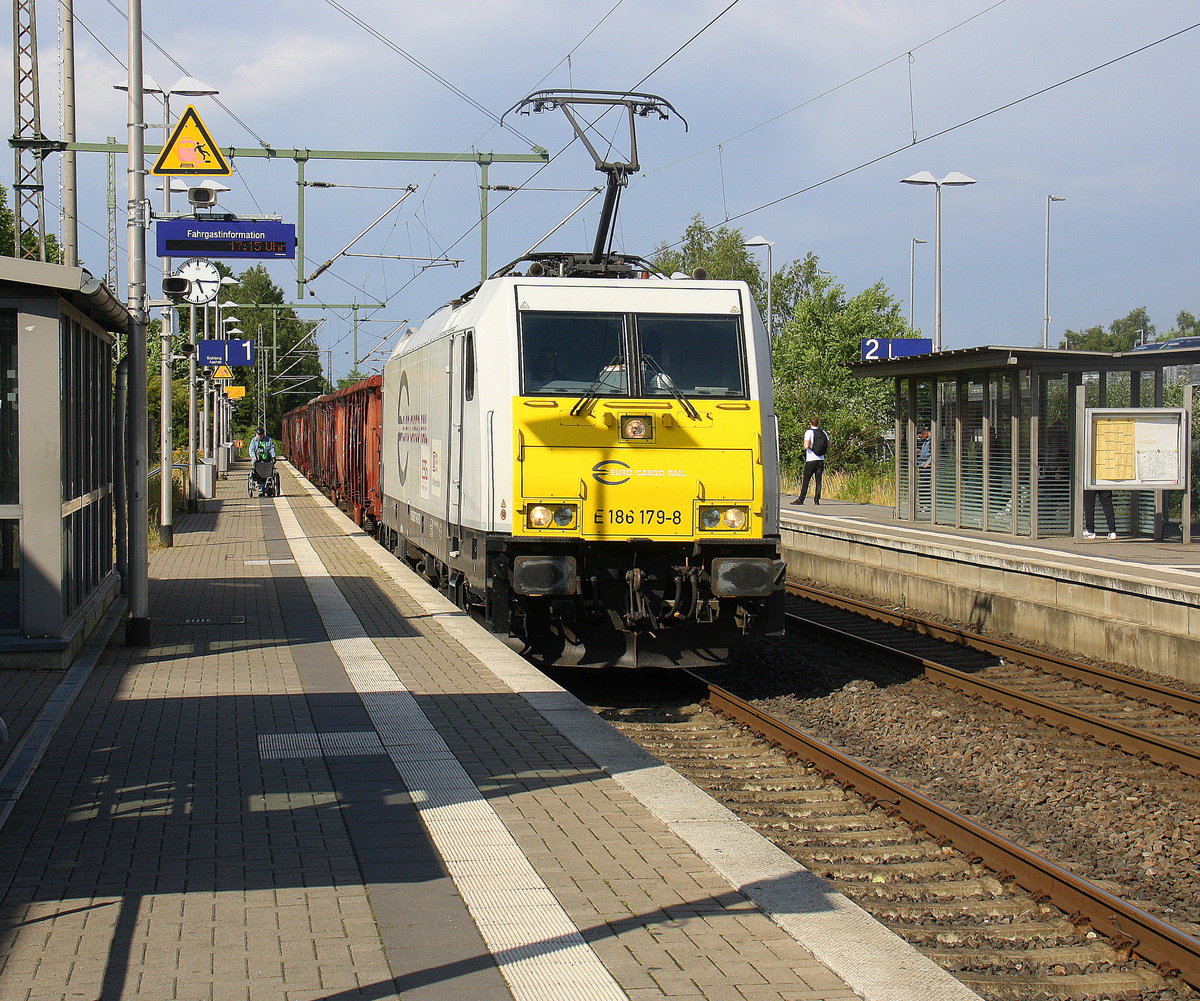 186 179-8 der Euro Cargo Rail kommt mit einem Schrottzug aus Köln-Kalk(D) nach Genk-Goederen(B) und kommt aus Richtung Mönchengladbach-Hbf,Rheydt-Hbf,Wickrath,Beckrath,Herrath und fährt durch Erkelenz in Richtung Baal,Hückelhoven-Baal,Brachelen,Lindern,Süggerath,Geilenkirchen,Frelenberg,Zweibrüggen,Übach-Palenberg,Rimburg,Finkenrath,Hofstadt,Herzogenrath, Kohlscheid,Richterich,Laurensberg,Aachen-West. 
Aufgenommen vom Bahnsteig 1 in Erkelenz. 
Bei Sommerwetter am 7.6.2017.