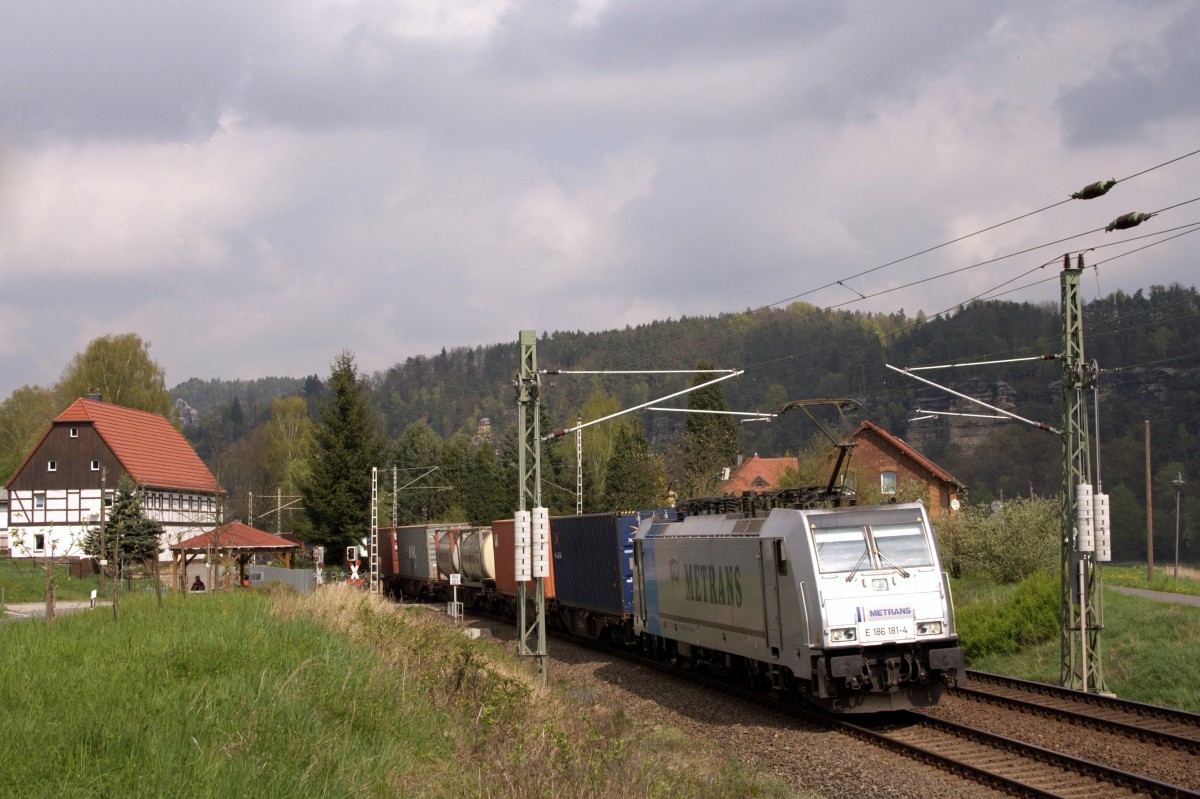186 181-4 zieht am 12.04.2014 einen Containerzug durch das Elbtal. Aufgenommen bei Strand