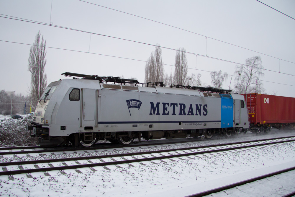 186 181 fährt am Hp Dresden-Dobritz in Richtung Pirna vorbei, um den Stromabnehmer nach einer kurzen  Durststrecke  wieder an die Oberleitung anzulegen. 21.01.2014