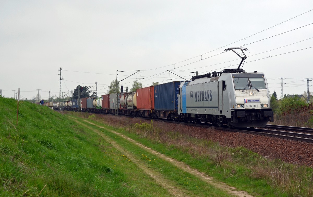 186 181 fuhr am 12.04.14 mit einem Containerzug aus Hamburg durch Zeithain Richtung Dresden.