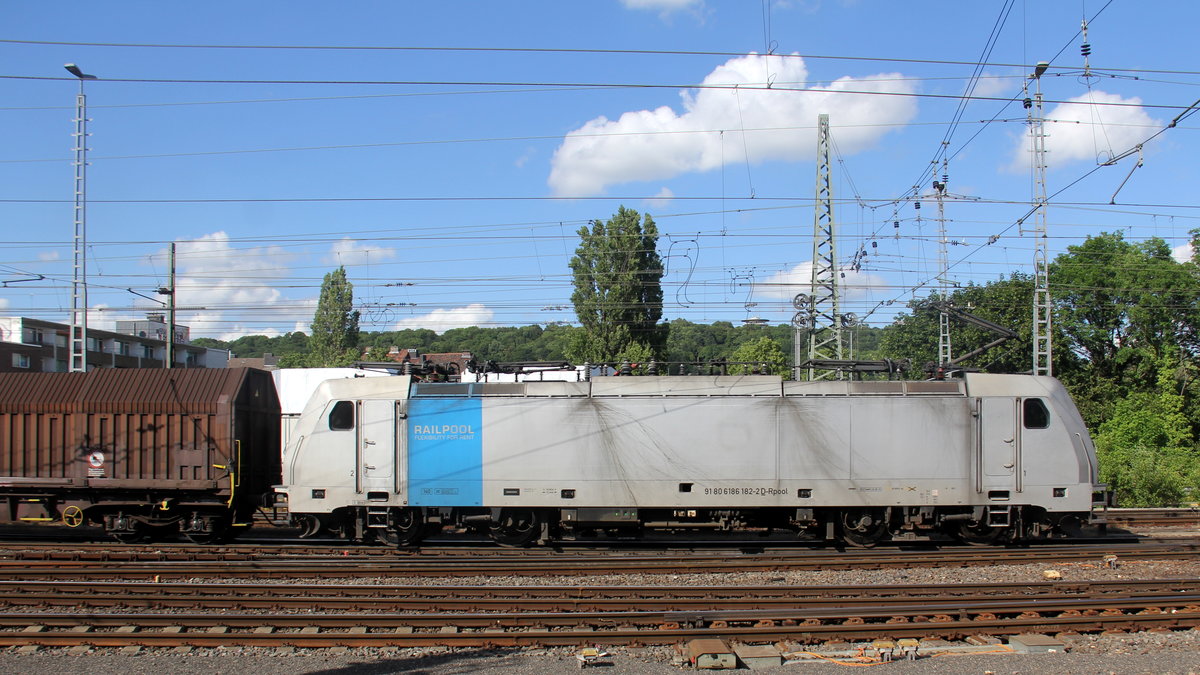 186 182-2 von Lineas/Railpool fährt mit einem Güterzug aus Köln-Gremberg(D) nach Antwerpen-Noord(B),aufgenommen bei der Ausfahrt aus Aachen-West in Richtung Montzen/Belgien. Aufgenommen vom Bahnsteig in Aachen-West. 
Bei Sommerwetter am Nachmittag vom 16.6.2019.