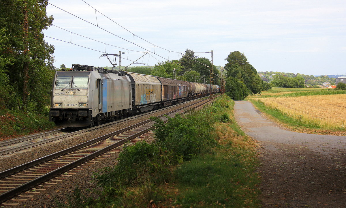 186 182-2 von Lineas/Railpool  kommt aus Richtung Aachen-West und fährt die Gemmenicher-Rampe hoch mit einem gemischten Güterzug aus Köln-Gremberg(D) nach Antwerpen-Noord(B) und fährt in Richtung Montzen/Belgien. 
Aufgenommen an der Montzenroute am Gemmenicher-Weg. 
Bei Sommerwetter am Nachmittag vom 29.7.2018.