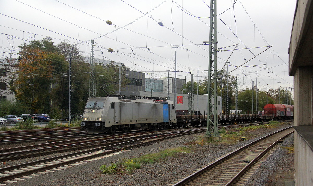 186 182-2 von Lineas/Railpool  kommt aus Richtung Montzen/Belgien mit einem Güterzug aus Antwerpen-Noord(B) nach Köln-Gremberg(D) und fährt in Aachen-West ein. 
Aufgenommen vom Bahnsteig in Aachen-West. 
Bei Wolken am Kalten Nachmittag vom 29.10.2018.